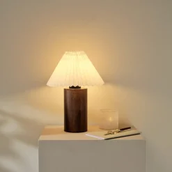 Bordslampa i trä med plisserad lampskärm Northlight