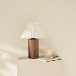Bordslampa i trä med plisserad lampskärm Northlight