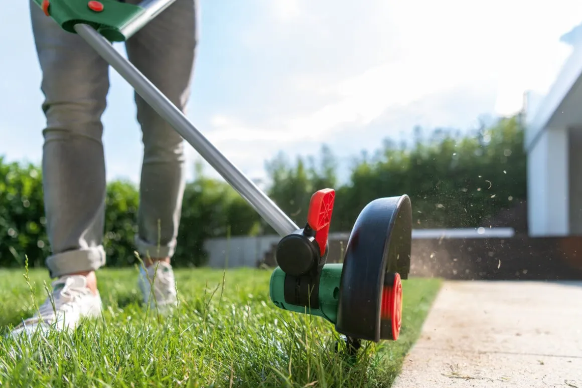 Bosch grästrimmer UniversalGrassCut 18V-26, batteridriven