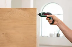 Bosch IXO 7 liten skruvdragare med 10 bits, laddbar
