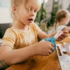 Fiskars Cut & Learn barnsax med bok, höger, från 6 år
