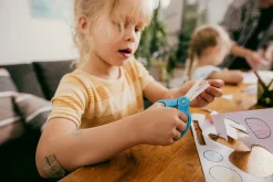 Fiskars Cut & Learn barnsax med bok, höger, från 6 år