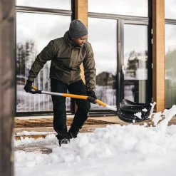 Fiskars X-Series snöskyffel, vinklat aluminiumskaft