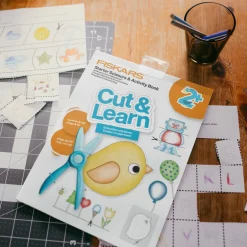 Fiskars Cut & Learn barnsax (plastblad) med bok, från 2 år