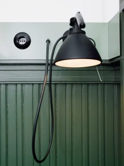 Hager serie 1930 1-vägs infällt vägguttag med ram, porslin