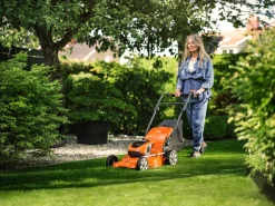 Husqvarna LC 142iS batteridriven gräsklippare, självgående