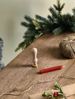 Lacksigill, sigillstämpel med krans och röd lackstång
