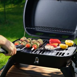 Liten, portabel kolgrill med lock och dubbla grillytor
