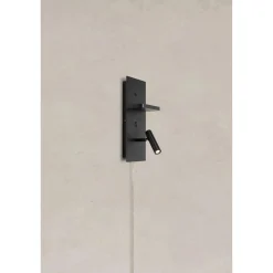 Markslöjd Carica vägglampa med hylla, USB-C, svart