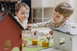 Micki Bondgård i trä, från 3 år