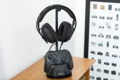 Nacon laddställ för headset och spelkontroll