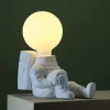 Northlight Neil bordslampa astronaut, E27, vit