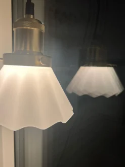 PR Home August fönsterlampa veckad opalvit 15 cm