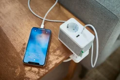 Schneider Unica bordsuttag med jordat uttag och 2 USB