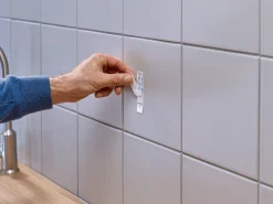 Självhäftande skruvar Tesa, gråa