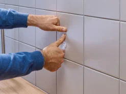 Självhäftande spikar Tesa, vita