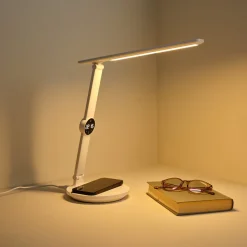 Skrivbordslampa med trådlös Qi-laddning