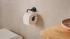 Tesa Moon Black toalettpappershållare självhäftande, svart